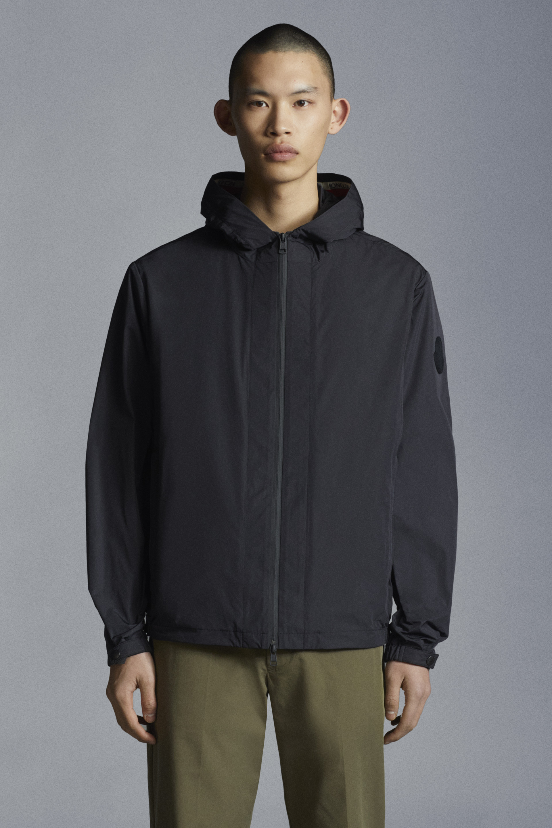 Carles连帽夹克薄外套星钻黑– 薄款外套和风衣– 男装| Moncler 盟可睐