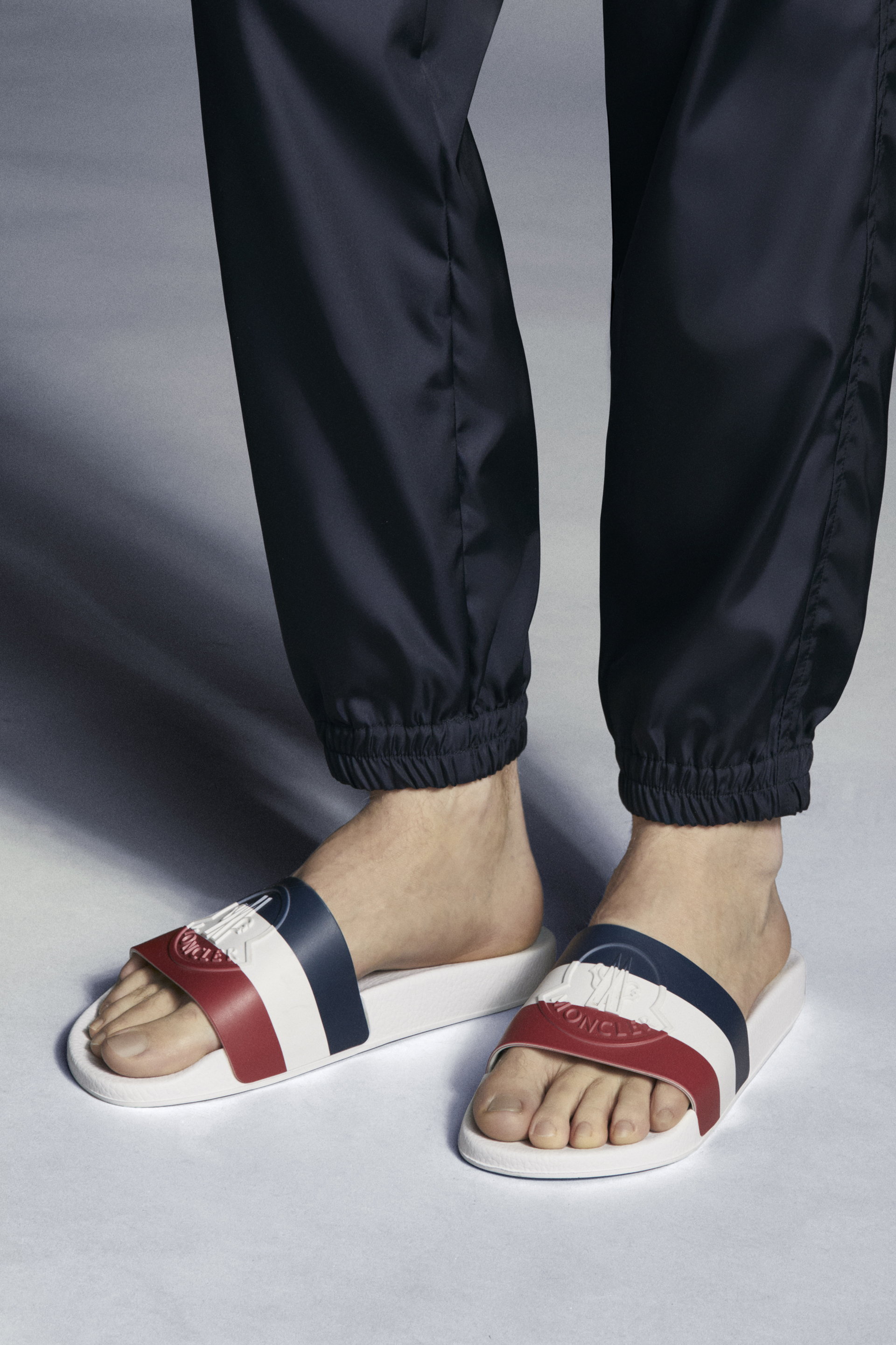 男士条纹防滑拖鞋白色– 凉鞋与拖鞋– 男装| Moncler 盟可睐