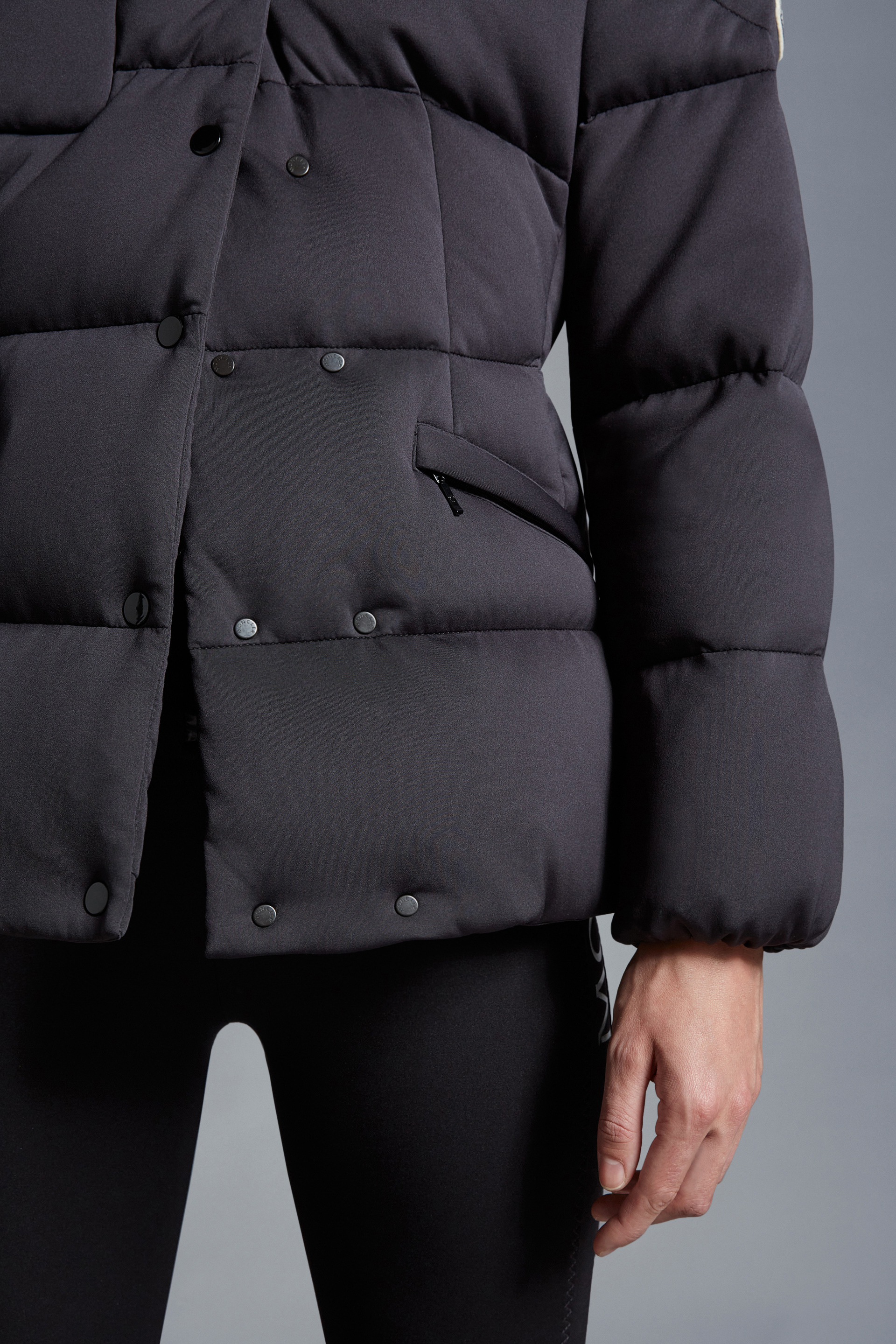 秋冬新品Moncler Karakorum女士短款羽绒服夹克外套黑色– 短款羽绒服