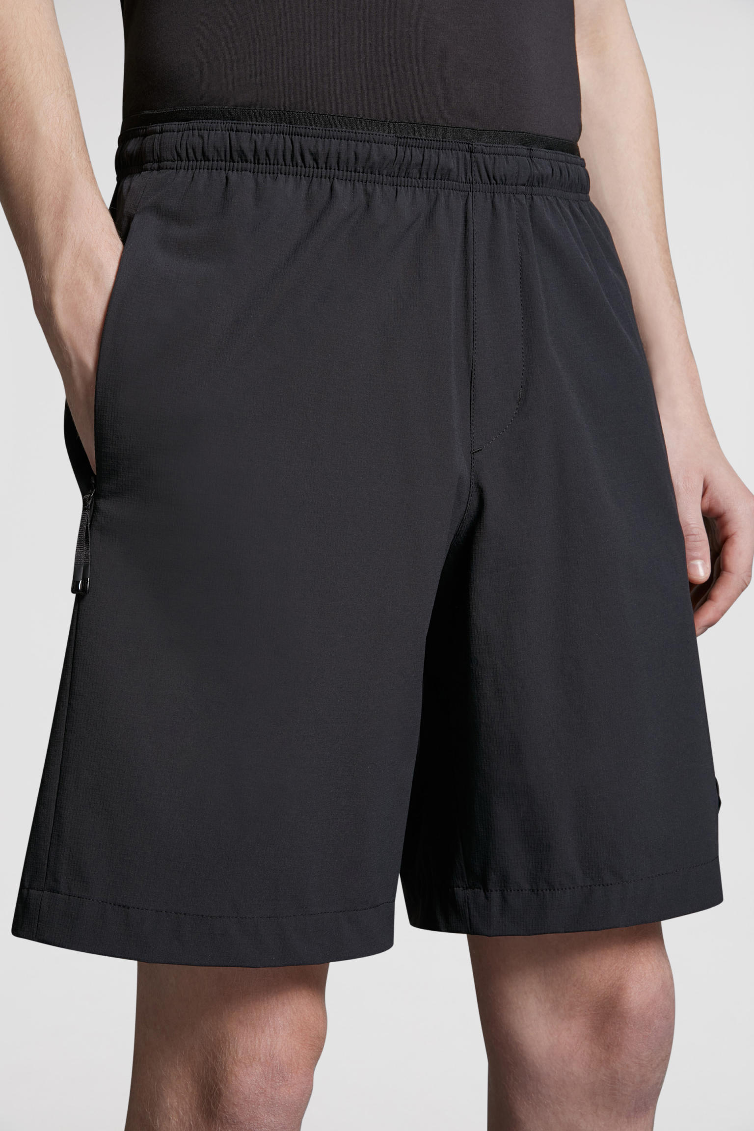 男士抗撕裂短裤 黑色 – 长裤和短裤 – 男装 | moncler 盟可睐