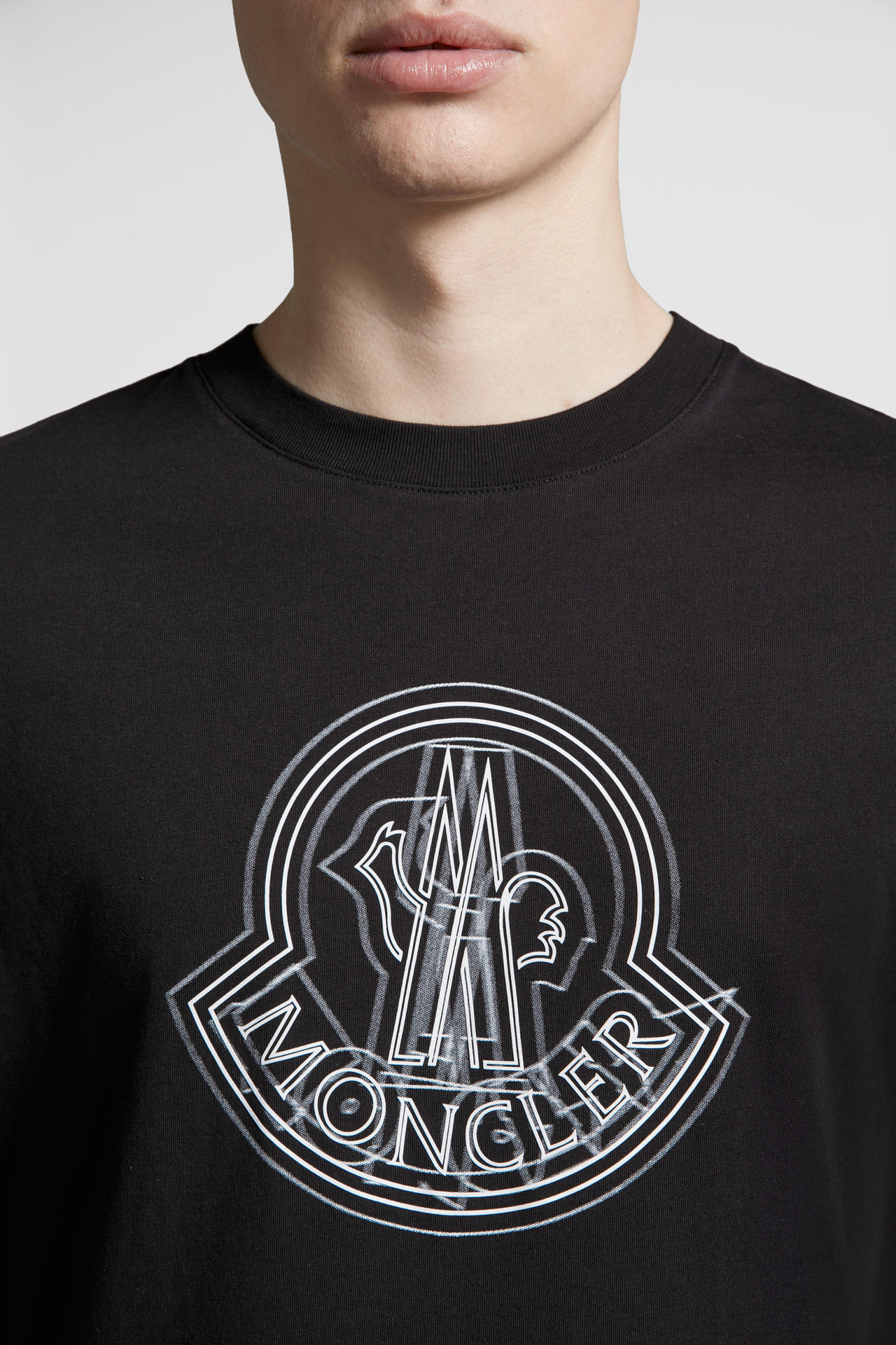 平纹针织面料制成这款t恤采用棉质平纹针织面料制成,经典圆领短袖款式