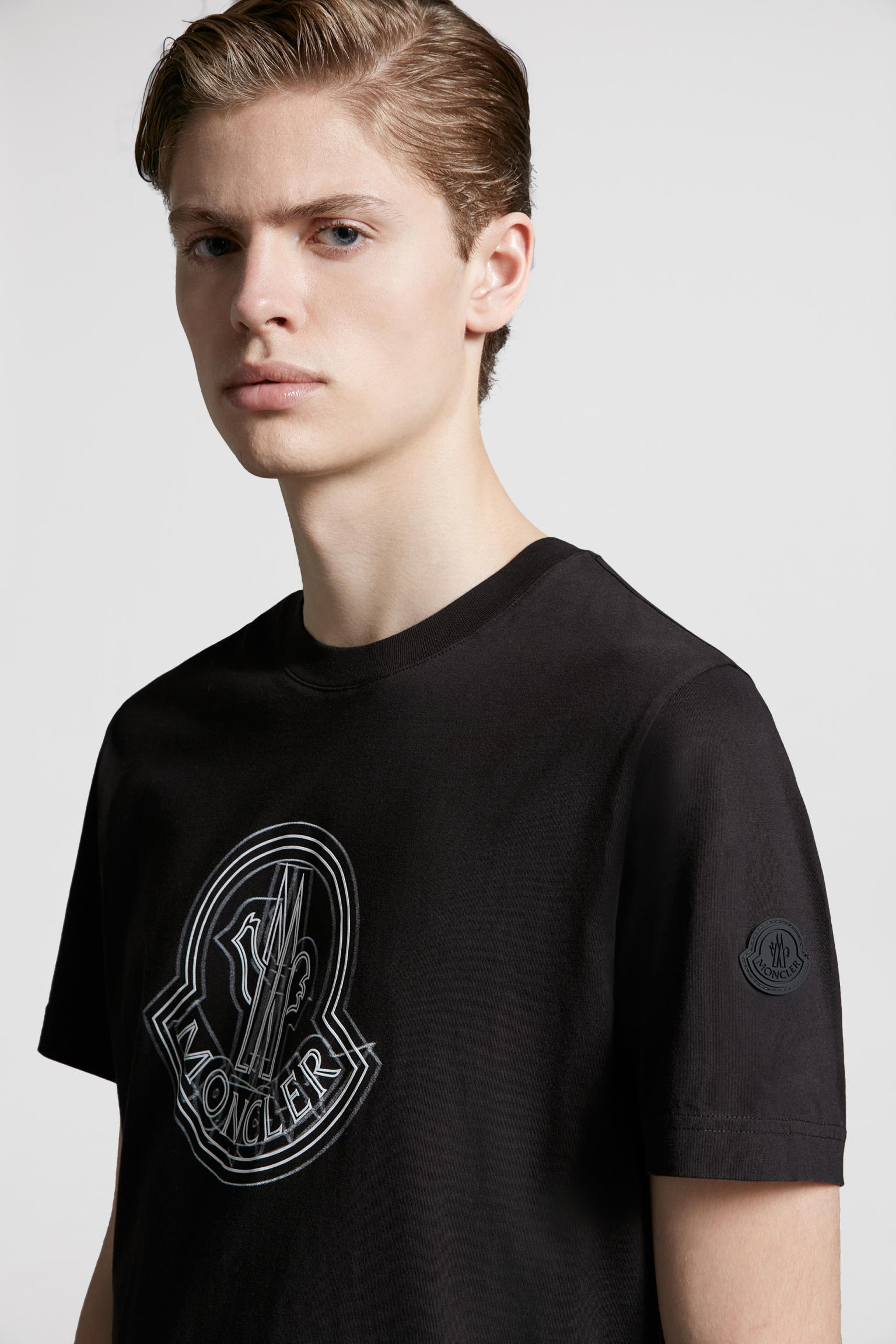 平纹针织面料制成这款t恤采用棉质平纹针织面料制成,经典圆领短袖款式