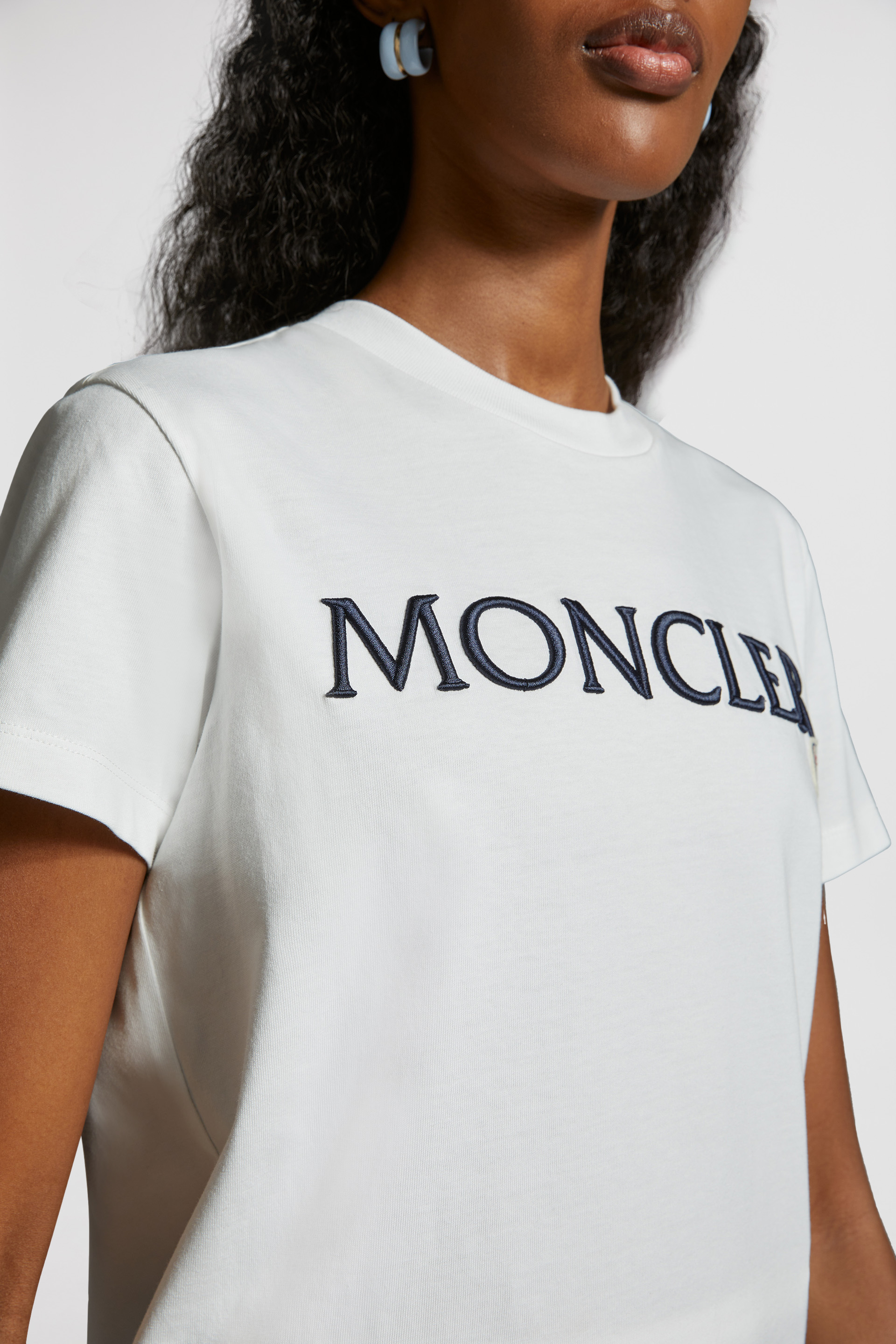 moncler衣服里dist标志图片