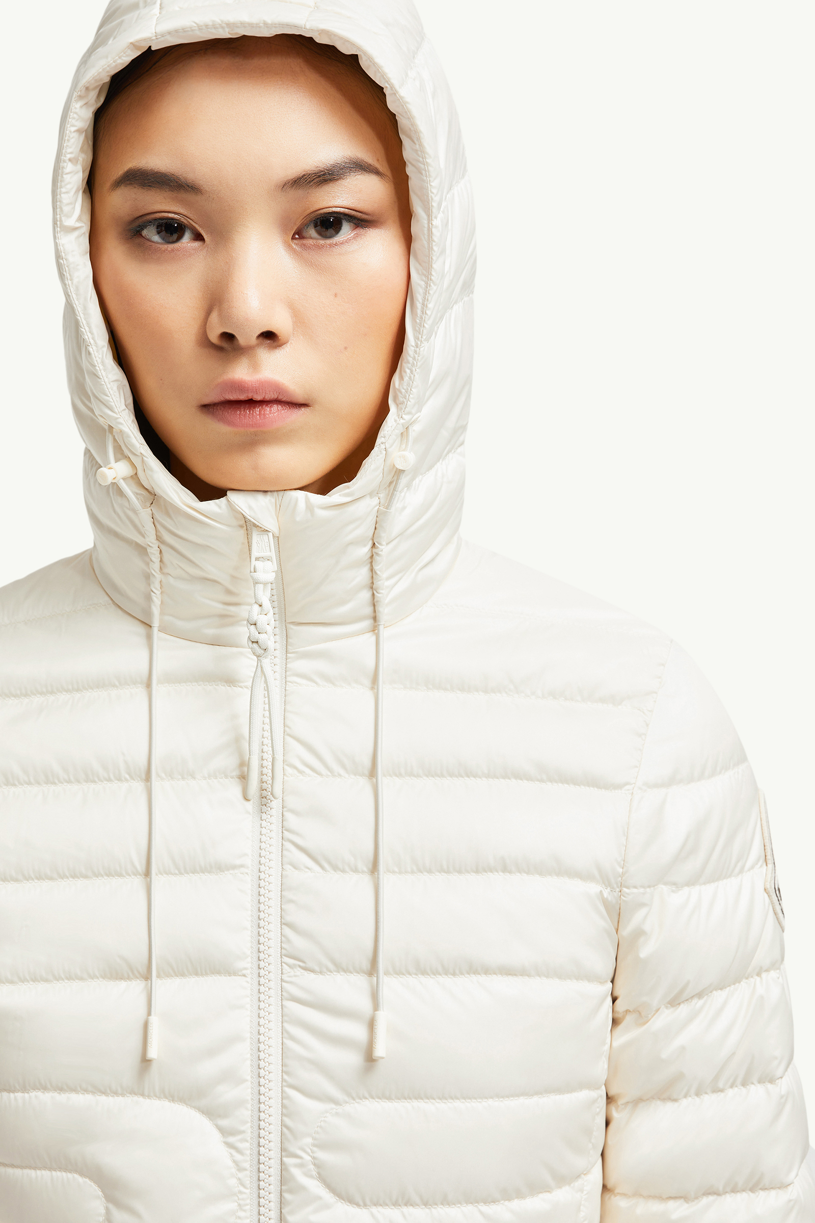 ダウンジャケット・コート Moncler Xiaobai Xiaobai女士连帽蛇形绗缝短款羽绒夹克外套象牙白– – 蛇年
